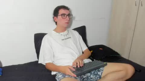 milogm_ online show from June 26, 6:43 pm