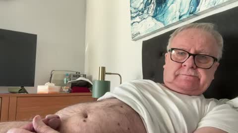 ozhairybearxxxx online show from July 4, 6:05 am