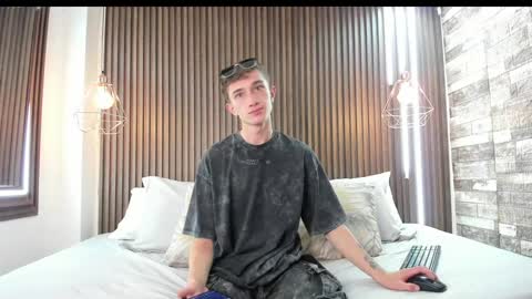 twink juli online show from February 8, 3:41 am