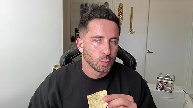 brettmycles28 online show from July 15, 6:25 pm