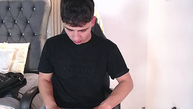 AdrianRinaldi online show from June 10, 8:31 pm