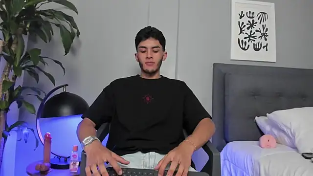 Tylerffoxx online show from June 24, 9:17 pm