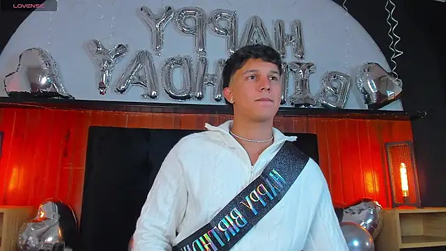 Leo Savage  online show from July 18, 4:30 am