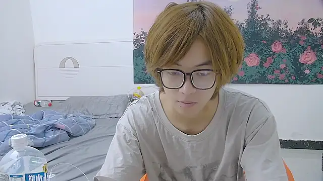 buding-001 online show from June 26, 11:24 am