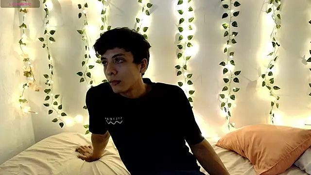Naugthygamerboy online show from June 17, 4:03 am