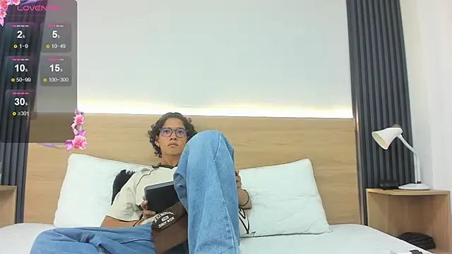 Travis black  online show from July 6, 8:54 pm