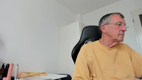 Snapshot of 200gentleman chatting on October 23, 12:19 pm Henk online show from October 23, 12:19 pm