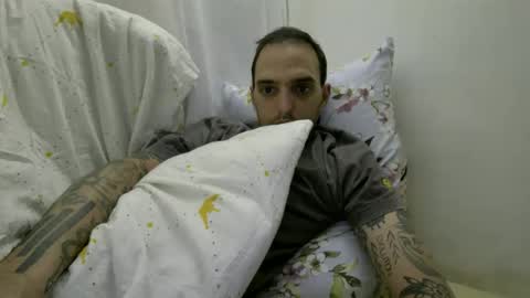 Snapshot of 6sundros chatting on October 17, 8:35 pm Suny online show from October 17, 8:35 pm