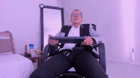 _axelking_ online show from February 12, 11:49 am