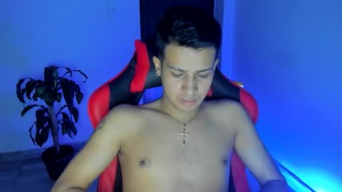 Independence model AbelAsburgo online show from December 19, 7:05 am