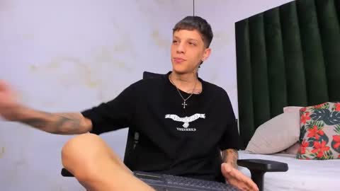 Snapshot of adam_hard_ chatting on September 18, 8:33 pm Adam online show from September 18, 8:33 pm