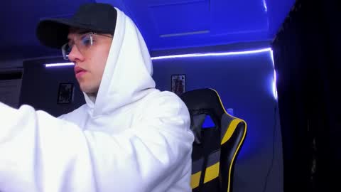 alexgiraldo__ online show from October 30, 10:16 am