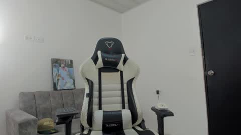 andy_bigcock01 online show from February 12, 3:40 am