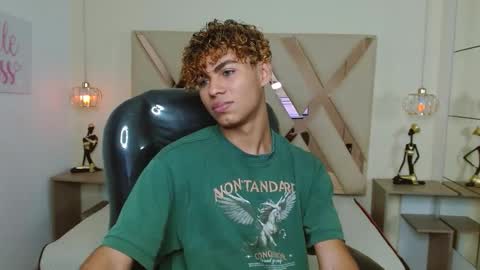 anyelotwink online show from March 25, 6:39 am