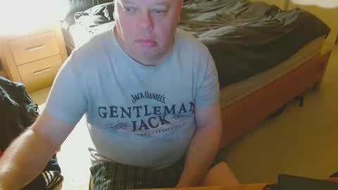 Snapshot of arnie12 chatting on December 4, 10:13 am Arnie  online show from December 4, 10:13 am