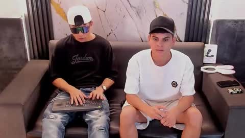 Aroon   online show from April 5, 3:58 am