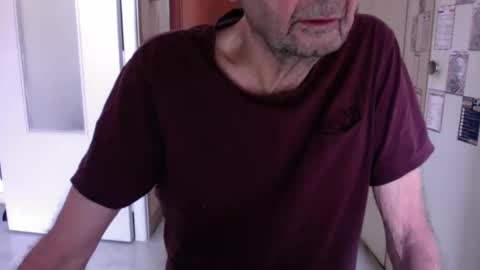 Snapshot of auguste061400 chatting on February 20, 9:33 am auguste061400 online show from February 20, 9:33 am