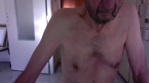 Snapshot of auguste061400 chatting on January 29, 9:33 am auguste061400 online show from January 29, 9:33 am