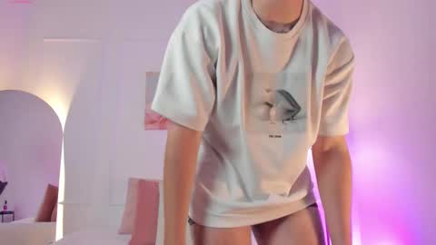 Yooung King  online show from February 18, 2:10 am