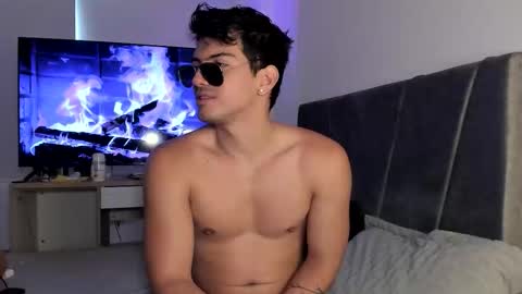 Snapshot of bbbeachboy chatting on October 21, 9:17 pm Valentino online show from October 21, 9:17 pm