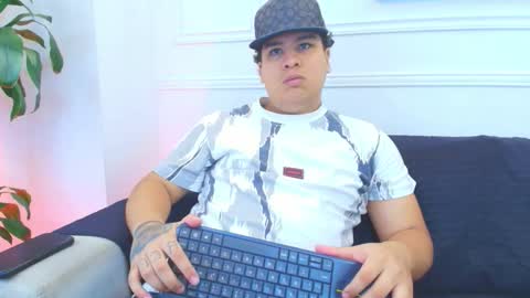 bennett_alejoo online show from February 3, 6:13 pm