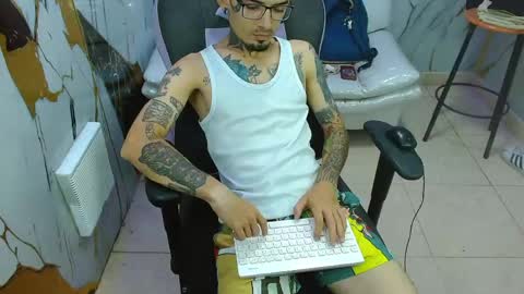 boy_tatto77 online show from May 20, 2:23 pm