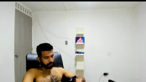 bruce_1111 online show from April 21, 2:51 am