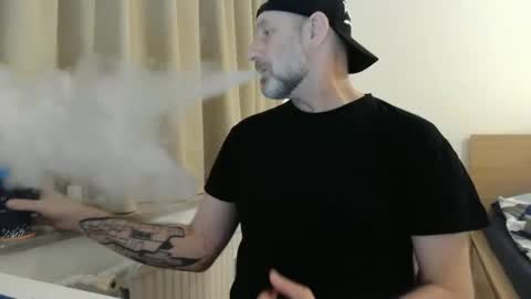 Snapshot of curman85 chatting on December 17, 12:34 am Curman85 online show from December 17, 12:34 am