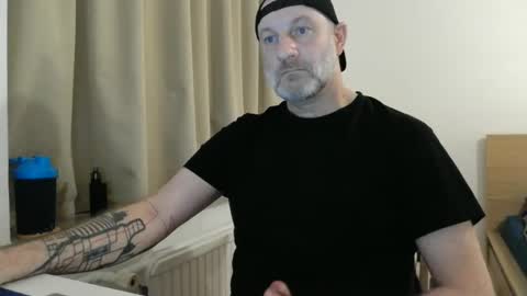 Snapshot of curman85 chatting on February 21, 12:05 am Curman85 online show from February 21, 12:05 am