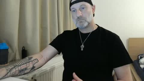 Snapshot of curman85 chatting on March 6, 11:42 pm Curman85 online show from March 6, 11:42 pm