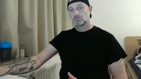 Snapshot of curman85 chatting on December 3, 1:17 am Curman85 online show from December 3, 1:17 am