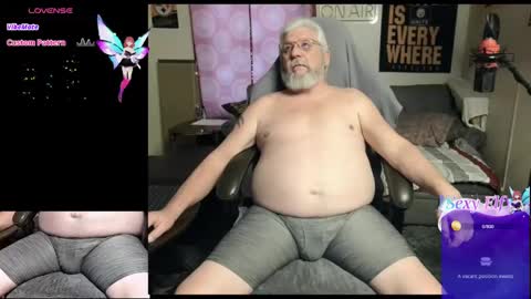 Snapshot of daddydom4fun chatting on February 11, 9:25 pm Daddydom4fun online show from February 11, 9:25 pm
