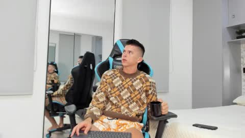 Snapshot of daddyrich4u chatting on October 17, 1:42 am daddyrich4u online show from October 17, 1:42 am