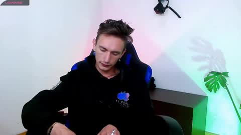 Snapshot of dan_yagami chatting on October 16, 2:30 am Dan and Noah online show from October 16, 2:30 am