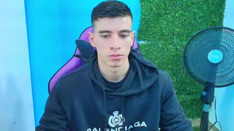 Snapshot of deiby_baby chatting on February 14, 9:43 pm DEIBY online show from February 14, 9:43 pm