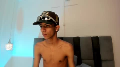 dikey_18 online show from September 30, 10:35 pm