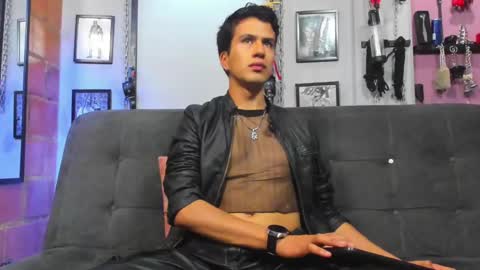 Snapshot of dom2travelers_sm chatting on March 4, 12:01 pm Diego Castell online show from March 4, 12:01 pm