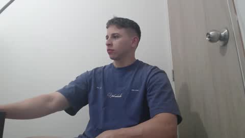 draco_boy2000 online show from November 18, 9:06 pm