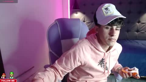 dyla_n18_ online show from January 3, 9:26 pm