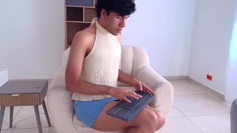 Snapshot of e_r_o_s_ chatting on October 21, 12:41 pm John online show from October 21, 12:41 pm