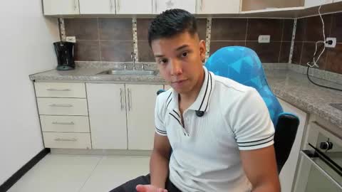 Snapshot of edwin_blaz chatting on September 25, 4:44 am edwin blaz. online show from September 25, 4:44 am