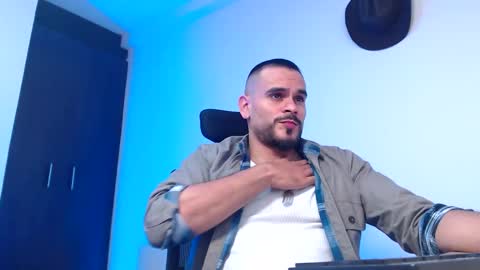 Esteban Fernandez online show from February 1, 3:27 am