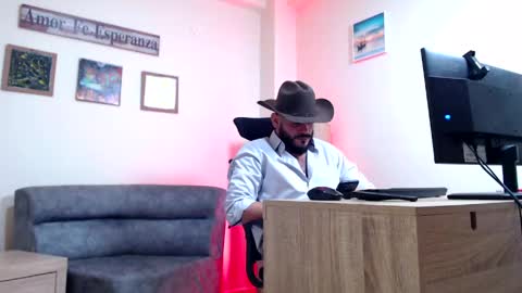 Esteban Fernandez online show from April 17, 2:42 pm