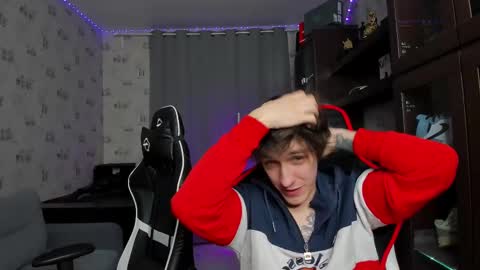 Snapshot of esthetics_boys chatting on March 3, 12:45 am LOUIS online show from March 3, 12:45 am