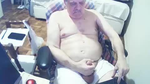 Snapshot of filhober chatting on December 9, 1:29 am filhober online show from December 9, 1:29 am