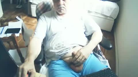 Snapshot of filhober chatting on December 4, 2:37 pm filhober online show from December 4, 2:37 pm