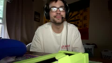 Snapshot of freezeskiii chatting on September 9, 11:58 pm freezeskiii online show from September 9, 11:58 pm