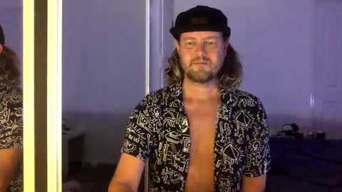 gcsurfer81 online show from March 18, 8:39 am