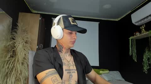 independent model online show from February 8, 1:22 am