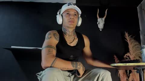 independent model online show from March 19, 1:42 am